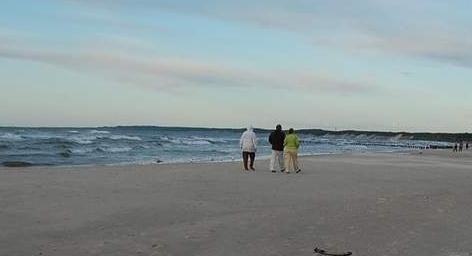 Ponad dwie tony parafiny wyrzuciło morze na plaże od Ustki do Jarosławca. Trwa zbieranie substancji i ustalanie sprawcy, co według Urzędu Morskiego może być trudne. (Zdjęcie poglądowe)