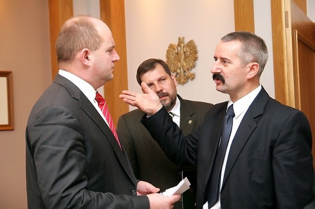 Czy panowie się dogadają? Od lewej Piotr Całbecki, Piotr Mówiński i Tadeusz Kowalski.