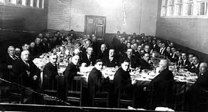 Przyjęcie w domu stowarzyszenia "Lutnia&#8221; z okazji pożegnania starosty Farenholca. 1935 r.