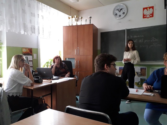 W XIII Liceum Ogólnokształcącym imienia Noblistów Polskich z uczniami pracuje wykwalifikowana kadra nauczycieli.