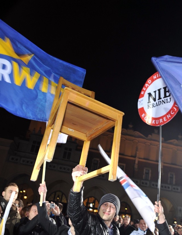 Marek M. trzyma krzesło. Policja zatrzymała go za próbę rzucenia meblem w prezydenta