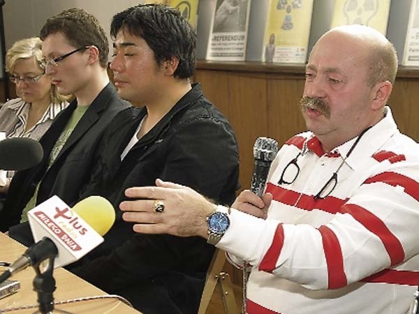 Wladlen Lepskyi (od prawej) i siedzący obok niego Toshinari Hata opowiadali o swoich własnych przeżyciach po katastrofach elektrowni jądrowych. Widzieli na własne oczy śmierć, ból i cierpienie ofiar. Nikt ich nie przekona, że elektrownie jądrowe są bezpieczne.