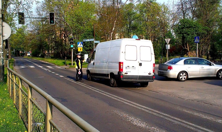 Funkcjonariusze kontrolują trzeźwość na ulicy Milowickiej w...