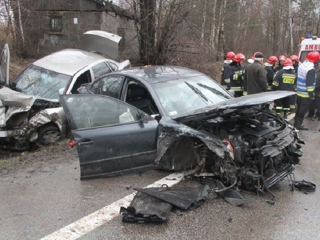 Po uszkodzeniach samochodów było widać, że uderzenie było bardzo silne.
