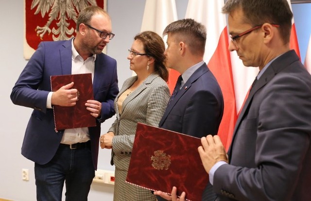 Promesę dla gminy Kazimierza Wielka odebrał wiceburmistrza Łukasz Maderak (pierwszy z lewej).