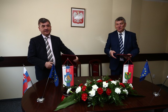 Umowy podpisali wójt Leszek Kuliński oraz Jan Batóg, starosta Vitaza. Na współpracy skorzystają mieszkańcy