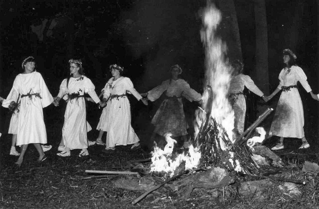 Dawniej, podczas nocy sobótkowej  dziewczęta tańczyły wokół ogniska. Zdjęcie z inscenizacji z lat 80. ub. wieku