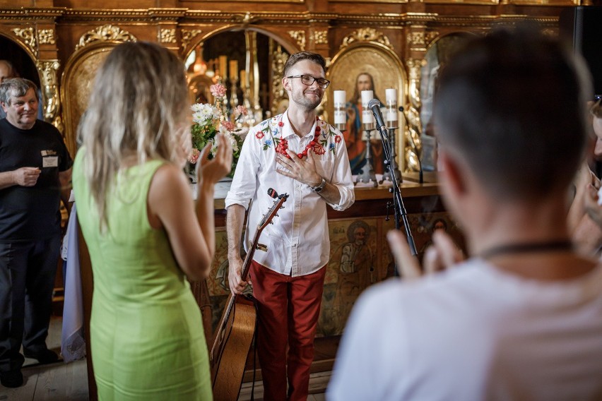 Paweł Ruszkowski, wokalista, gitarzysta, kompozytor i aranżer czarował głosem w cerkwi UNESCO w Kwiatoniu w ramach Muzyki Zaklętej w Drewnie