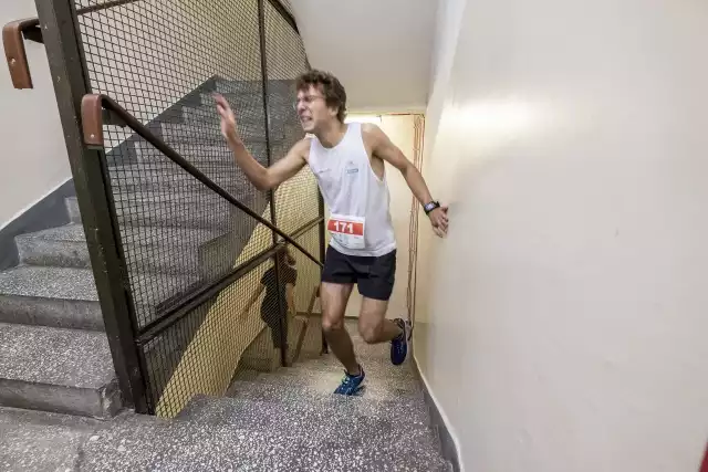 W budynku Collegium Altum odbyła się piąta edycja Biegu po schodach. W tym jednym z najbardziej nietypowych biegów w Polsce wystartowało kilkuset zawodników. Przejdź dalej i zobacz, jak wyglądała rywalizacja --->