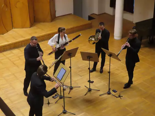 „LotusAir Quintet”. To zespół złożony z muzyków grających na flecie, oboju, klarnecie, fagocie i waltorni.