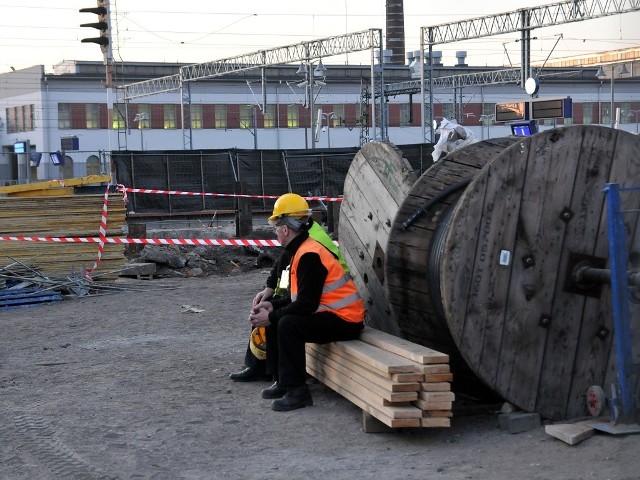 W tym właśnie miejscu robotnicy podczas prac remontowych dworca głównego PKP w Bydgoszczy wykopali dwie skrzynie z pociskami do moździerzy