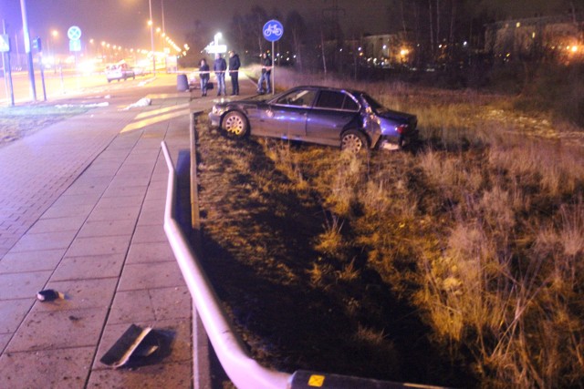 Wypadek na Rokicińskiej w Łodzi. Pijany kierowca rozbił bmw na latarni