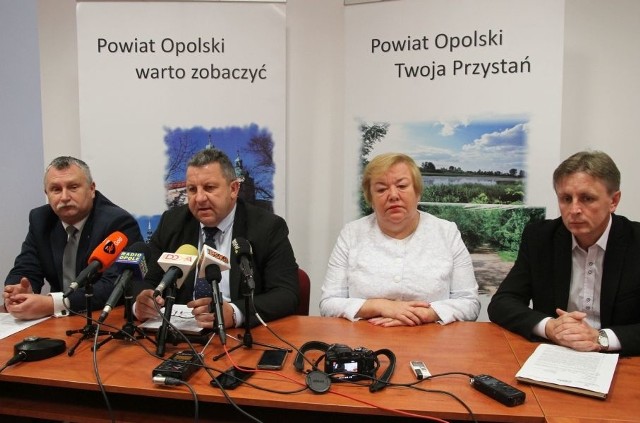 Od lewej: Marek Leja, wójt Dąbrowy, Henryk Wróbel, wójt Dobrzenia Wielkiego, Róża Malik, burmistrz Prószkowa, Leonard Pietruszka, wójt Komprachcic.