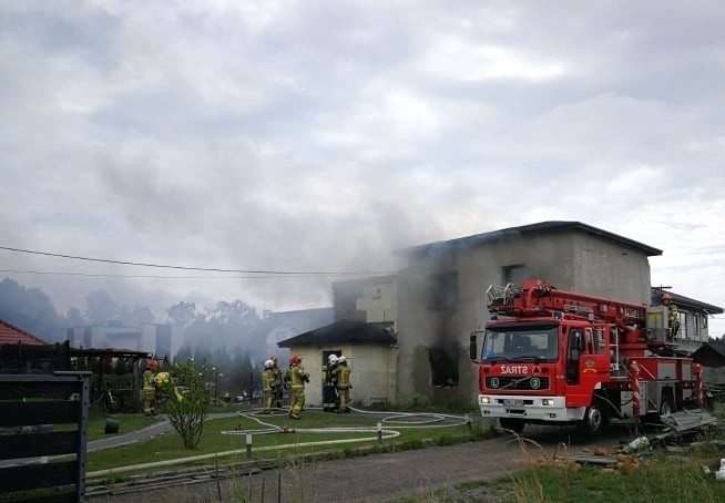 Pożar domu w Bujakowie. Ruszyła zbiórka dla poszkodowanej rodziny. Przyczyną pożaru mogło być zwarcie instalacji elektrycznej