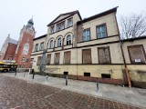 Kamienica wstydu obok starostwa i sądu w Słupsku zagraża przechodniom