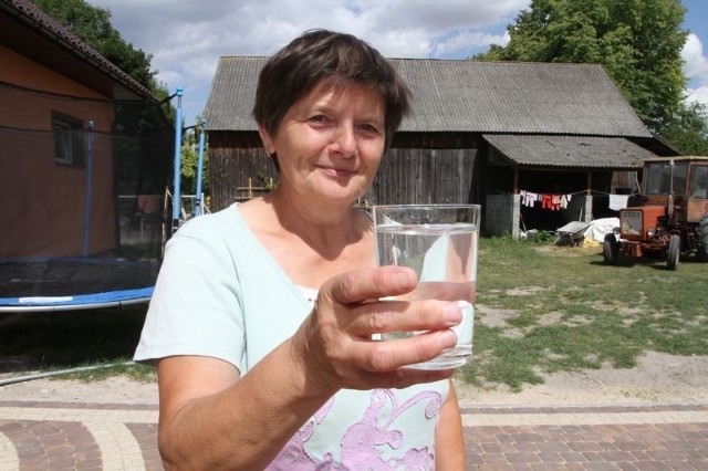 Teodora Kowalczyk z Niegosławic, czyli wsi, w której znajduje się ujęcie skażonej wody, pokazuje, że choć gołym okiem nie widać problemów z wodą, to mieszkańcy dobrze wiedzą, jak groźne są w niej bakterie.