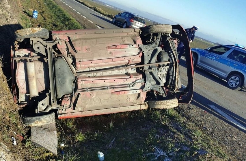 Wypadek pod Białą w powiecie prudnickim. Kierowca wpadł autem do rowu. Miał ponad 2 promile alkoholu