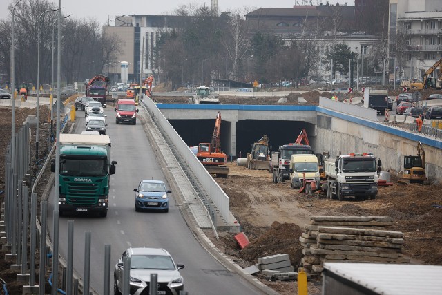 Prowadzone są intensywne prace związane z budową tunelu samochodowego w ciągu ul. Opolskiej. Plan jest taki, by samochody mogły nim przejechać w maju.
