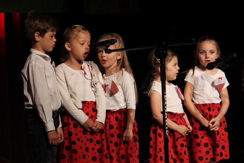 Gala patriotyczna w Żorach - najmłodsi z poezją i piosenkami