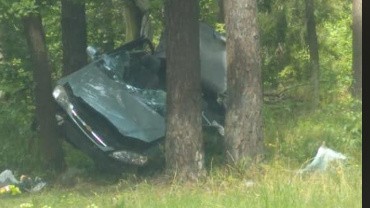 Ruda. Kolizja na drodze krajowej nr 65. Kierowca podczas manewru wyprzedzania zjechał na pobocze i uderzył w drzewo (zdjęcia)