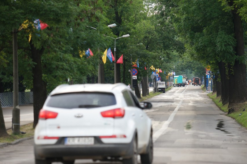 Ostatnie przygotowania do mszy na Błoniach