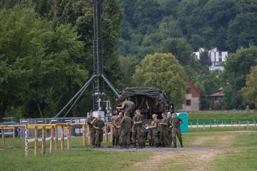 Ostatnie przygotowania do mszy na Błoniach