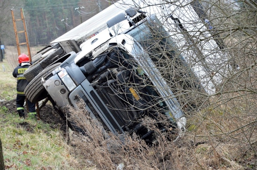 W Sławnie wiatr przewrócił TIR-a na drogę i zepchnął go do...