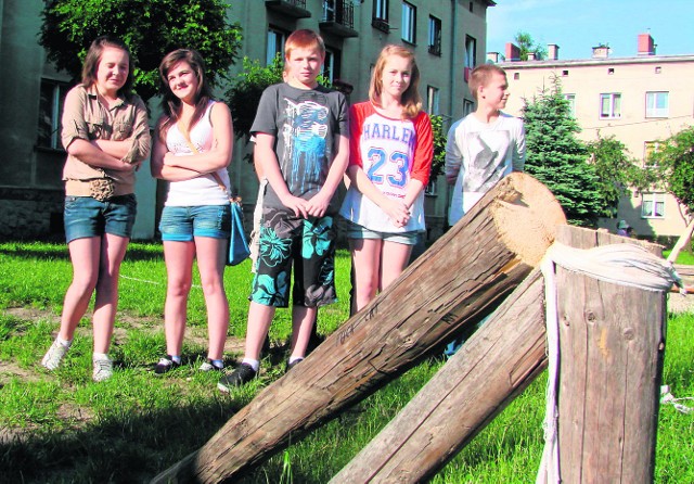 Dzieci i młodzież z bloków na ul. Królickiego nie mają teraz miejsca do gry w siatkówkę.