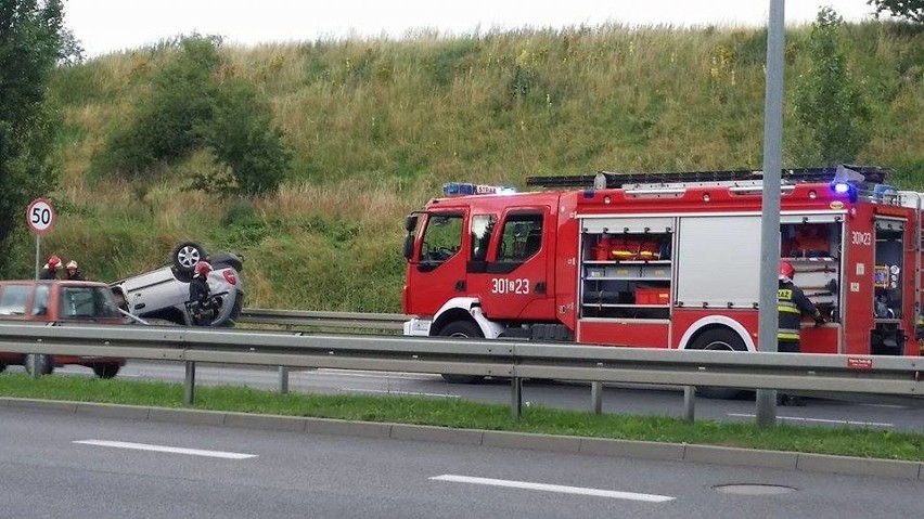 Kolejny wypadek na ul. Krygiera. Auto nagle dachowało. Cztery osoby są ranne [zdjęcia]