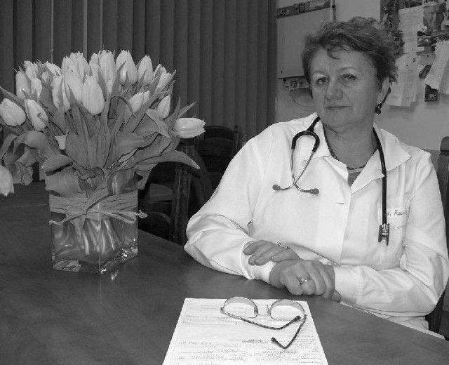 Dr Janina Karaś w gabinecie lekarzy w 2009 roku.