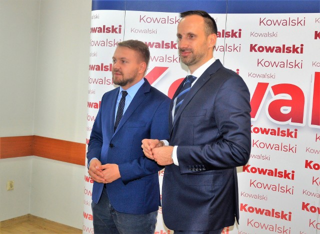 Janusz Kowalski (z prawej) i Jacek Ozdoba podczas konferencji prasowej w Opolu.