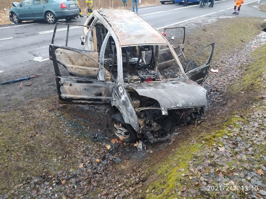 Po wypadku ford stanął w płomieniach. 10-letni chłopiec,...