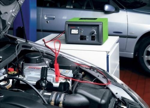 Fot. Bosch: Ładowarka umożliwiająca ładowanie akumulatora samochodowego bez odłączania go od instalacji elektrycznej &#8211; sprawdza się szczególnie w nowoczesnych autach. Niestety koszt ładowarki przekracza tysiąc złotych netto.