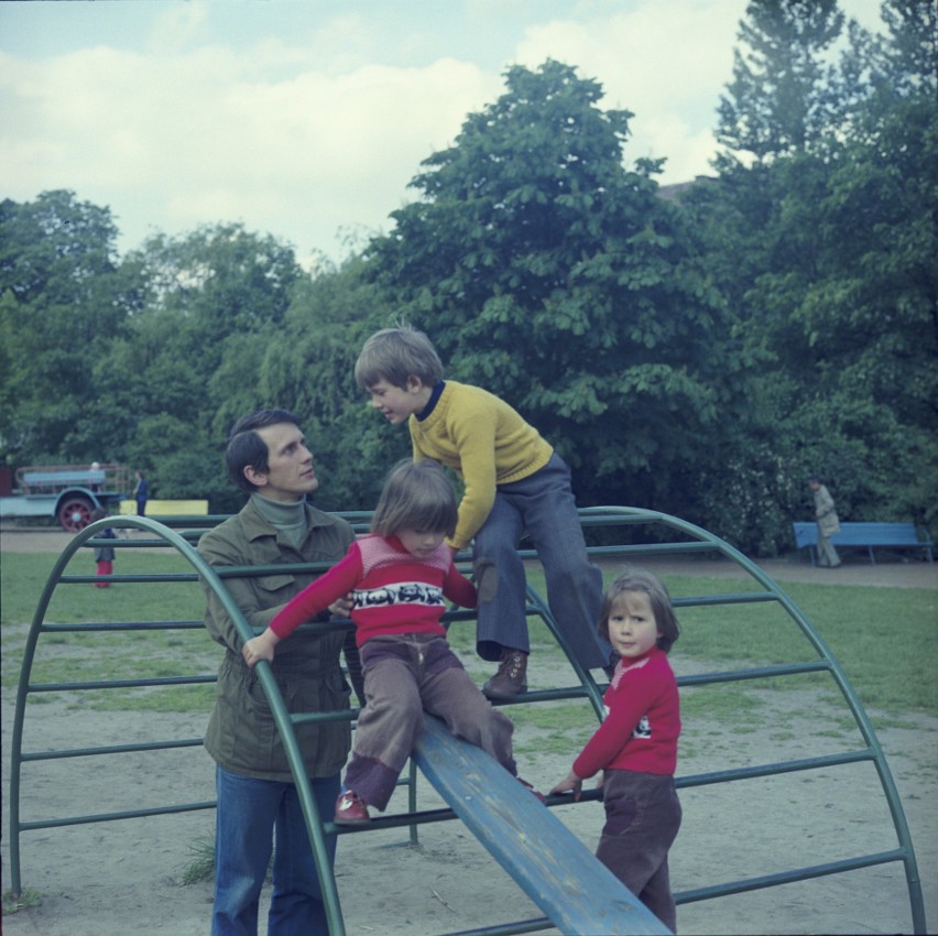 Jan Englert z dziećmi w 1977 roku