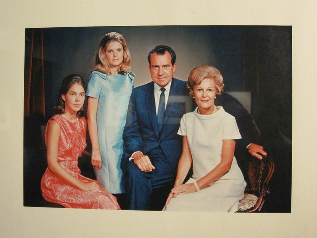 Na zdjęciu prezydent Richard Nixon z żoną Pat Nixon oraz ich córki: Patiricia i Julie. Rok 1970.