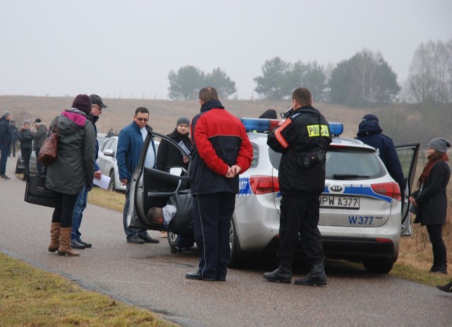 - Ja siedziałem za kierownicą. Oworzyłem drzwi i zawołałem: - Co ty robisz chłopie! - wyjaśniał podczas wizji Dariusz W.