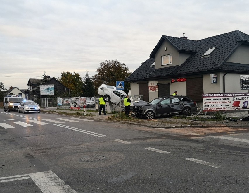 Wypadek na feralnym skrzyżowaniu w Pionkach. Samochód zawisł na ogrodzeniu. Mamy film z wypadku 