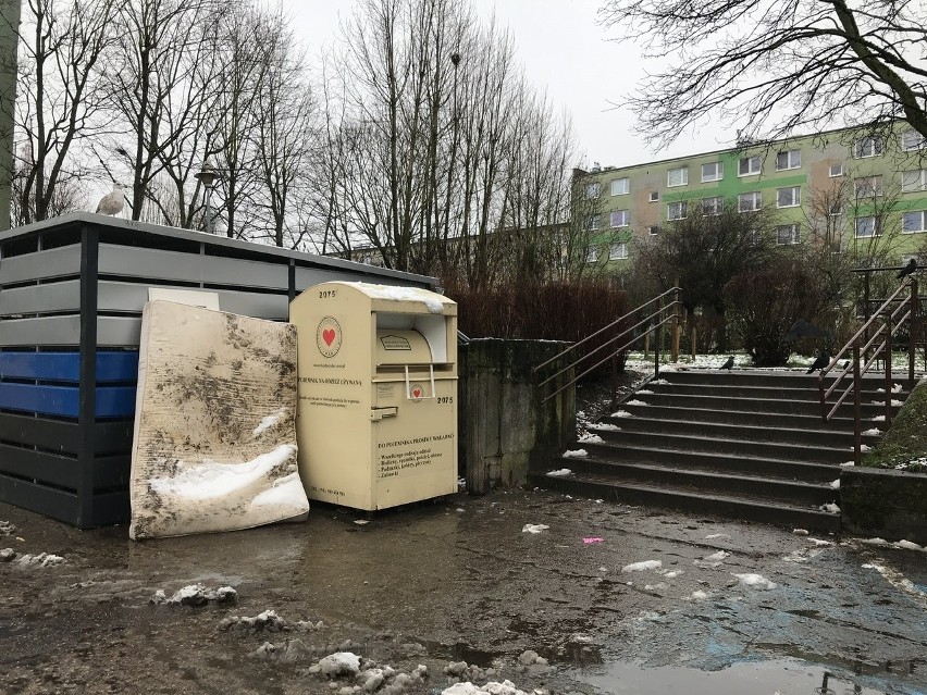 Śmietniki za daleko? Mieszkanka Słupska uważa, że tak i powołuje się na prawo budowlane