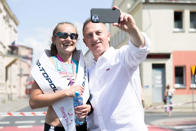 Zwyciężczyni biegu, Patrycja Talar na mecie zrobiła sobie zdjęcie z burmistrzem Pobiedzisk, Ireneuszem Antkowiakiem