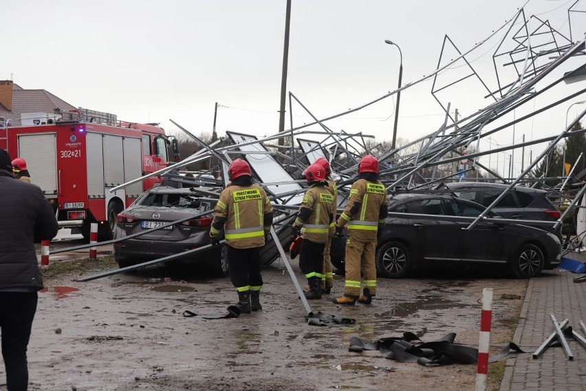 Silny wiatr zerwał konstrukcję paneli fotowoltaicznych z...