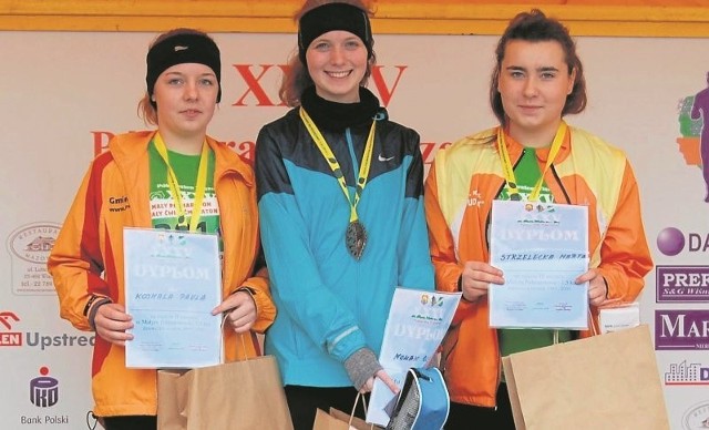 Na podium Paula Kosmala (z lewej) i Marta Strzelecka (z prawej).