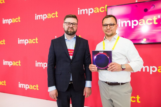 Paweł Pacek i Tomasz Snażyk podczas konferencji Impact'22.