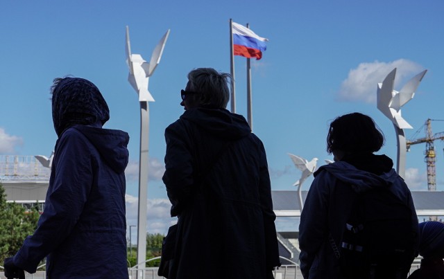 Ludzie stojący w kolejce podczas głosowania w referendum w sprawie przyłączenia kontrolowanych przez Rosję regionów Ukrainy do Rosji, Mariupol 25 września 2022 r.