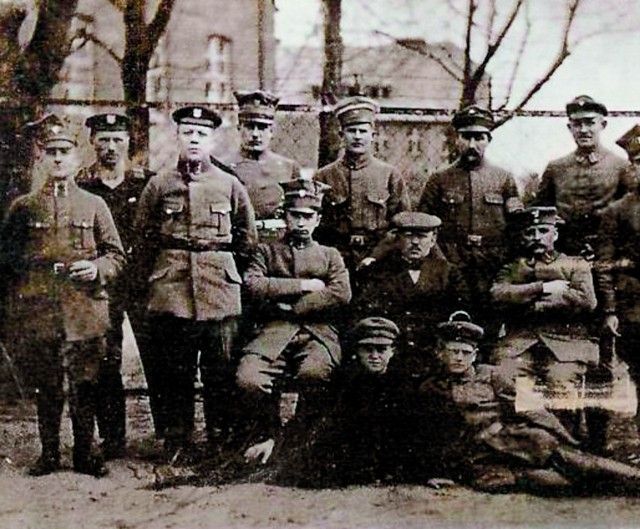Powstańcy - drugi od lewej Władysław Wesół z 4 kompanii szubińskiej, uczestnik m.in. walk pod Rynarzewem, Nakłem i Rawiczem