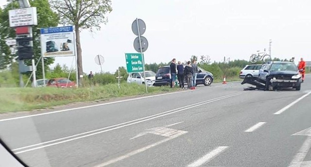 Do wypadku doszło w środę, 1 maja, na skrzyżowaniu "starej trójki" z drogą do Sulechowa i miejscowości Kije. Zderzyły się trzy samochody. Ranne dziecko zostało zabrane do szpitala.Zdarzenie miało miejsce około godz. 18.00. Kierujący fordem wymusił pierwszeństwo i wjechał pod prawidłowo jadące renault. W wyniku zderzenia z renault, forda obróciło i tak niefortunnie, że uderzył w hyundaia.Na miejsce wypadku przyjechały służby ratunkowe oraz policja. Karetka pogotowia ratunkowego zabrała do szpitala ranne dziecko.Droga jest przejezdna.Zobacz również: Wypadek na S3 pod Zielona Górą. Zderzyły się trzy samochody. Tworzą się korkiPOLECAMY RÓWNIEŻ PAŃSTWA UWADZE:Zderzenie trzech pojazdów na S3. Utrudnienia w ruchu