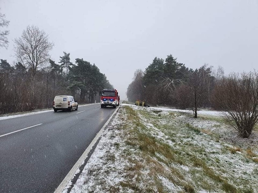 Wypadek w Gniazdowie na DW677. Samochód osobowy zjechał do rowu. 4.12.2021