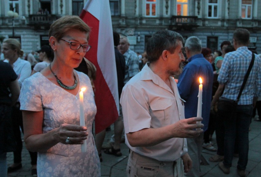 Manifestacja "Łańcuch Światła" w Radomiu. Kilkaset osób protestowało w obronie wolnych sądów