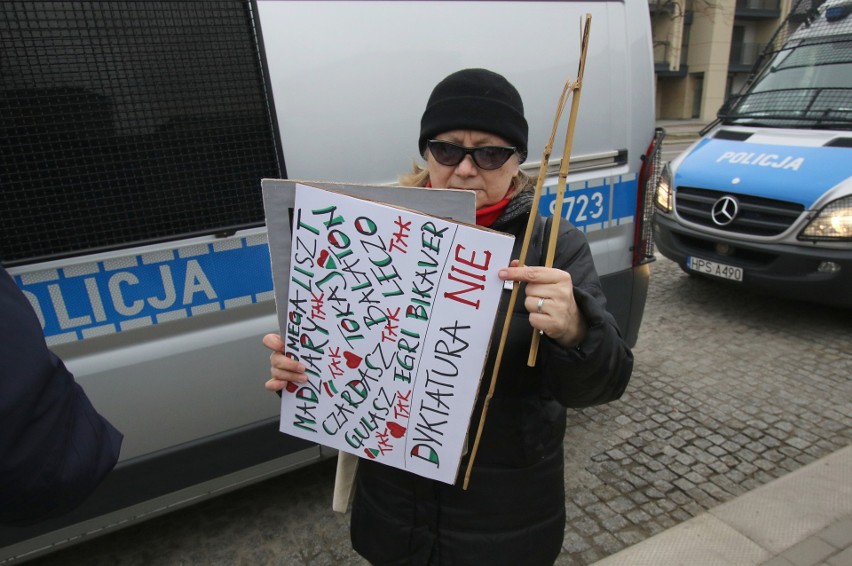 Awantura przed Wojewódzkim Domem Kultury w Kielcach podczas powitania prezydentów Polski i Węgier. Interweniowała policja (WIDEO,ZDJĘCIA) 