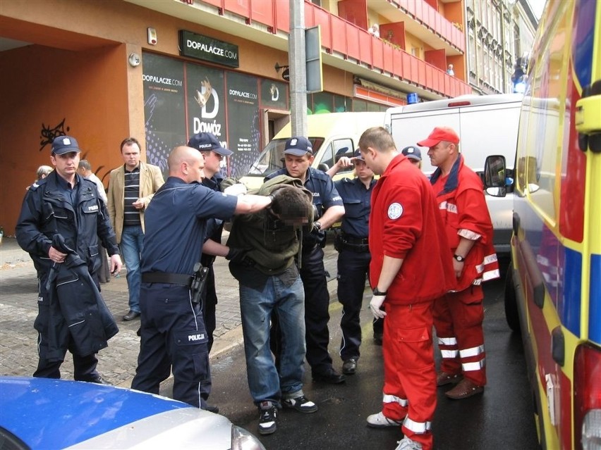 Policja zatrzymala na Ozimskiej w Opolu mezczyzne, który...