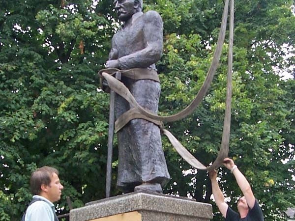 Operacja ustawienia pomnika Józefa Piłsudskiego w lecie 2002 roku. 